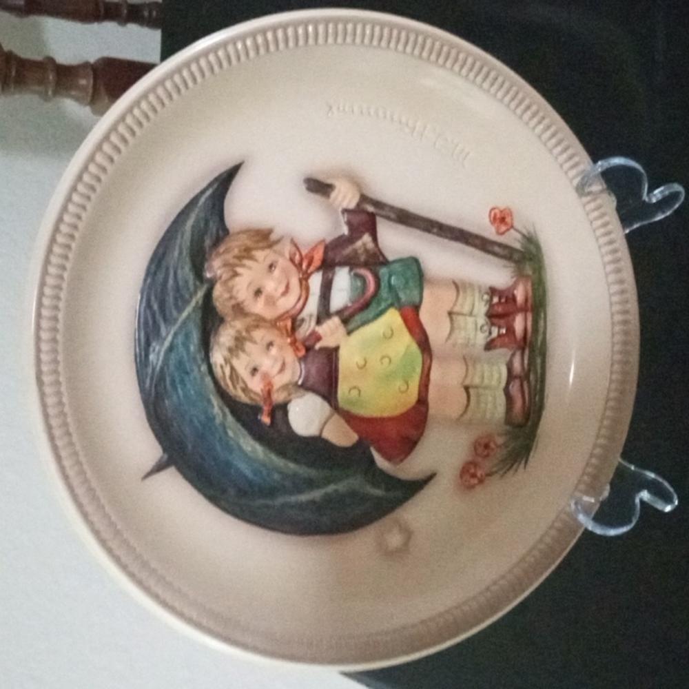 First Addition 1975 Hummel Anniversary Plate